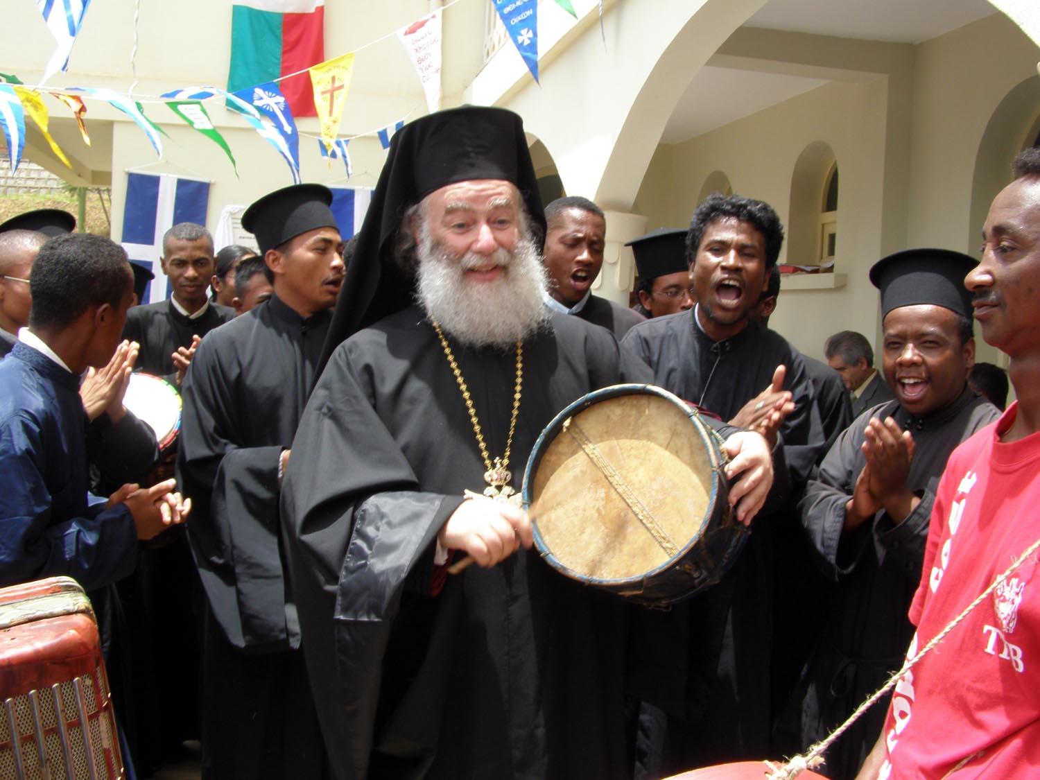 Ιεραποστολική επίσκεψη της Α.Θ.Μ. στην Μαδαγασκάρη - Εόρτια εκδήλωση των αφρικανών ιεροσπουδαστών προς τιμήν της Α.Θ.Μ., κατά την τελετή εγκαινίων του Εκκλησιαστικού Σεμιναρίου της Ιεράς Επισκοπής Μαδαγασκάρης.