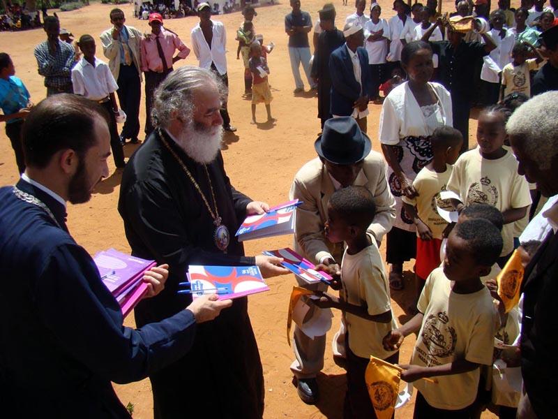 Ιεραποστολική επίσκεψη της Α.Θ.Μ. στην Μαδαγασκάρη - Διανομή γραφικής ύλης στα παιδιά της Μαδαγασκάρης από την Α.Θ.Μ.