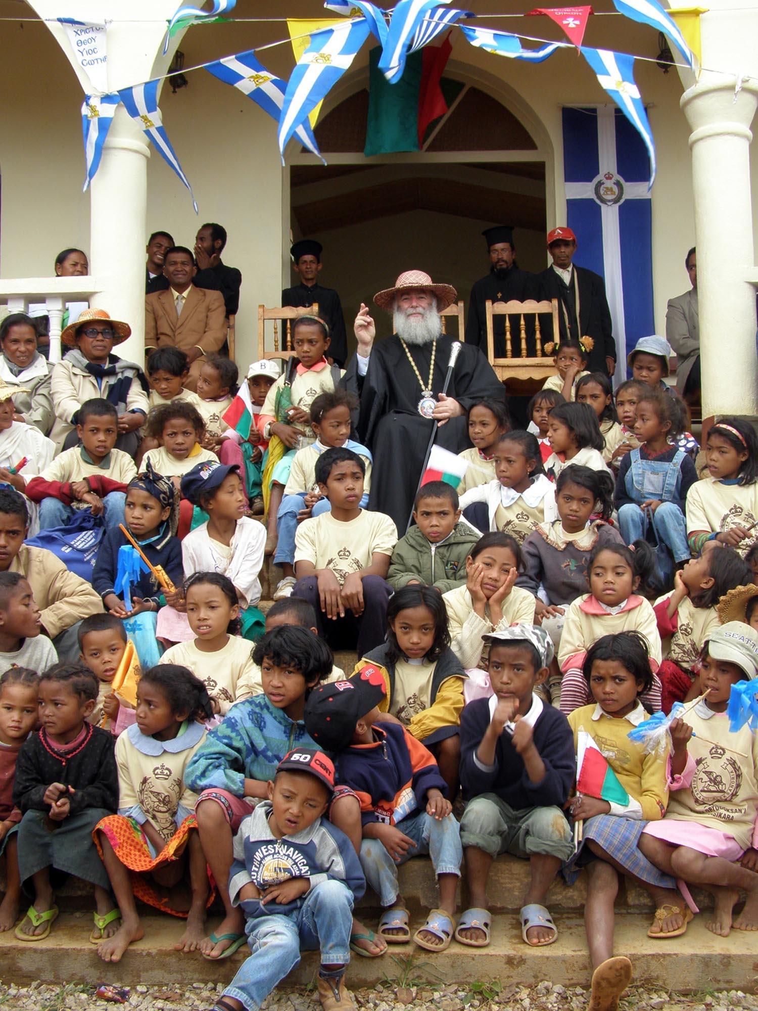 Ιεραποστολική επίσκεψη της Α.Θ.Μ. στην Μαδαγασκάρη - Τα παιδιά της Αφρικής με τον πνευματικό τους Πατέρα, στον οποίο προσέφεραν ως αντίδωρο αγάπης ένα χειροποίητο καπέλλο.
