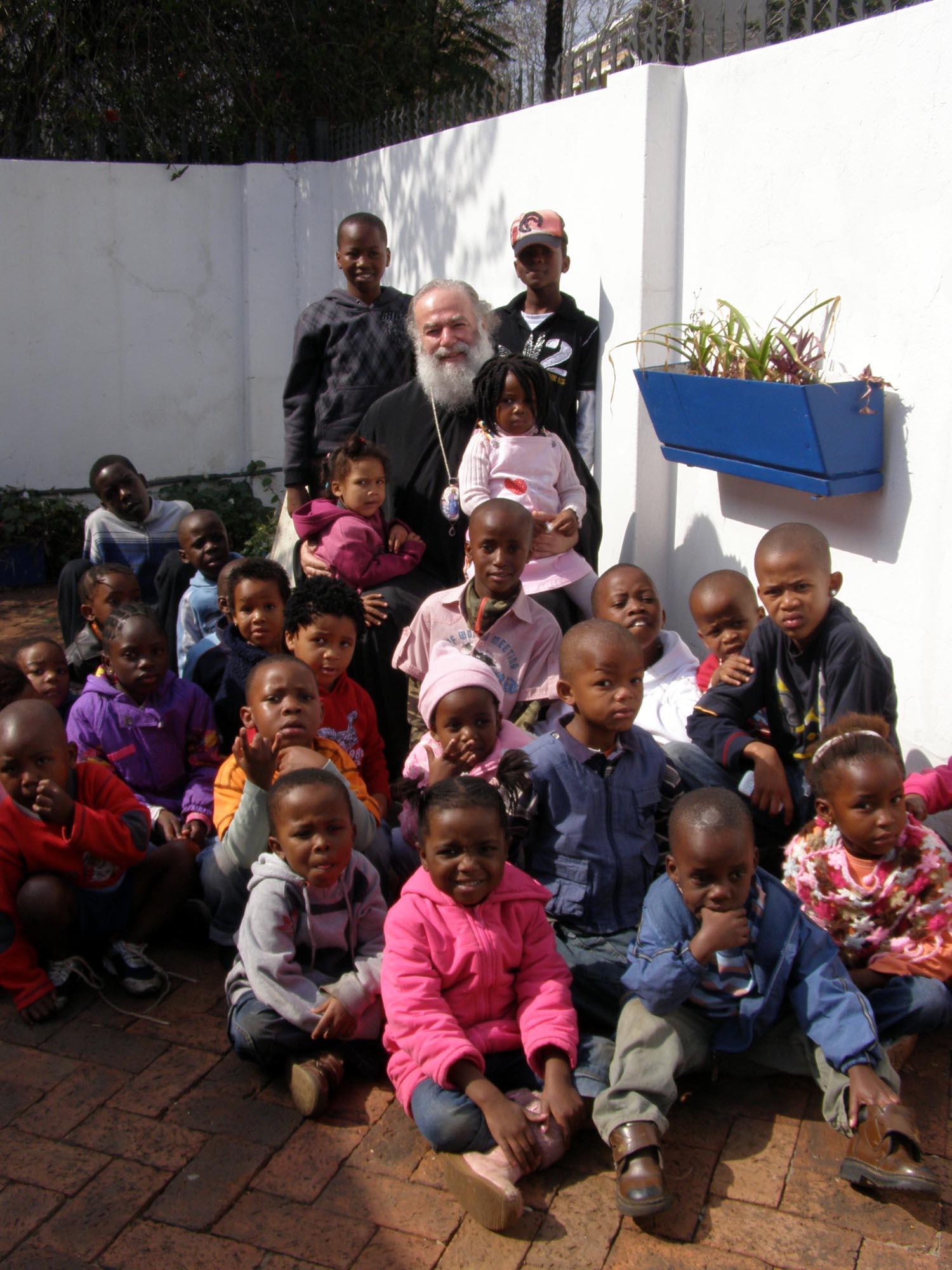 Ιεραποστολική επίσκεψη της Α.Θ.Μ. στην Νότια Αφρική - Η Α.Θ.Μ. στο εκκλησιαστικό Ιδρυμα για τα εμπερίστατα παιδιά του Γιοχάνεσμπουργκ.