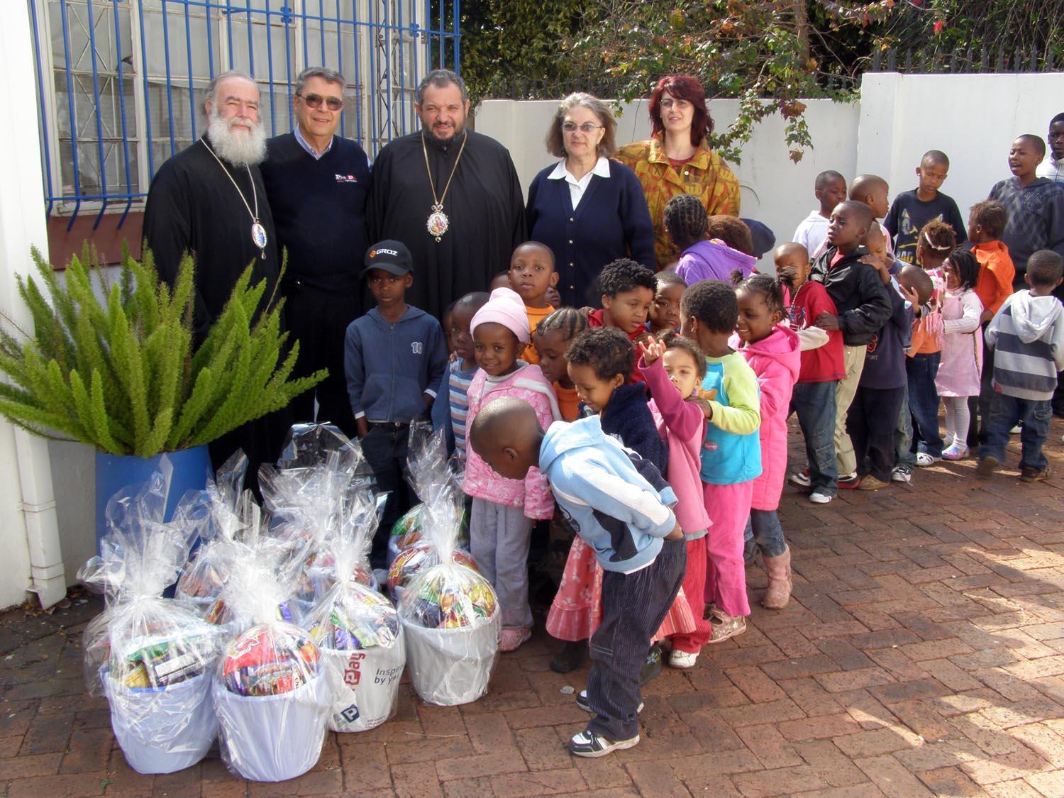 Ιεραποστολική επίσκεψη της Α.Θ.Μ. στην Νότια Αφρική - Διανομή δεμάτων με τρόφιμα και δώρα στα εμπερίστατα παιδιά του Γιαχάνεσμπουργκ.