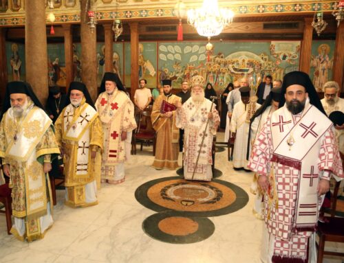 Κάτω από τη σκιά του Τιμίου Σταυρού, η Αλεξάνδρεια ενώνει